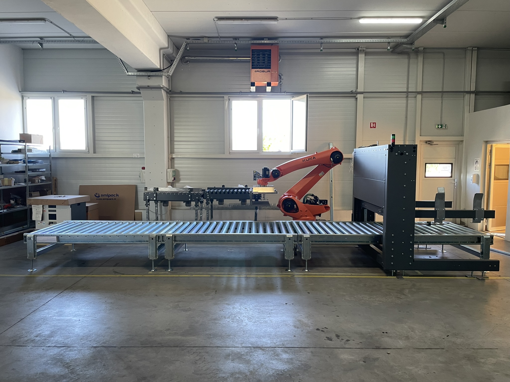 Heavy-duty conveyor transporting pallets